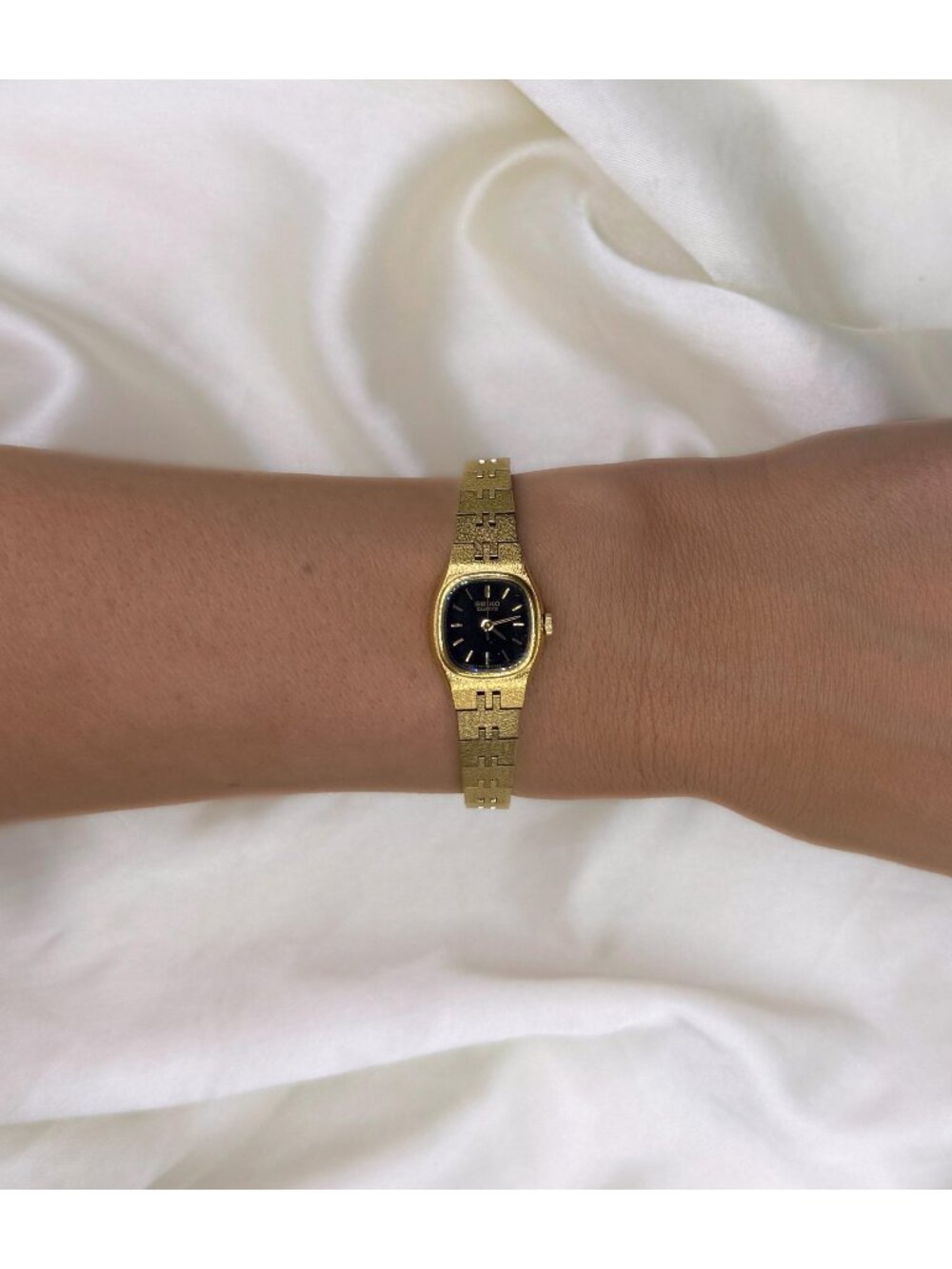 Vintage 90s Seiko Black Dial Bracelet Watch, Textured Gold Bracelet, Dainty